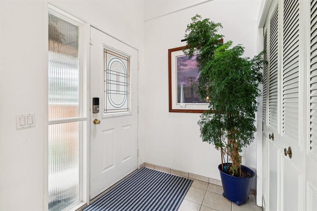283 Abinger Crescent Ne, Calgary, AB - Indoor Photo Showing Other Room