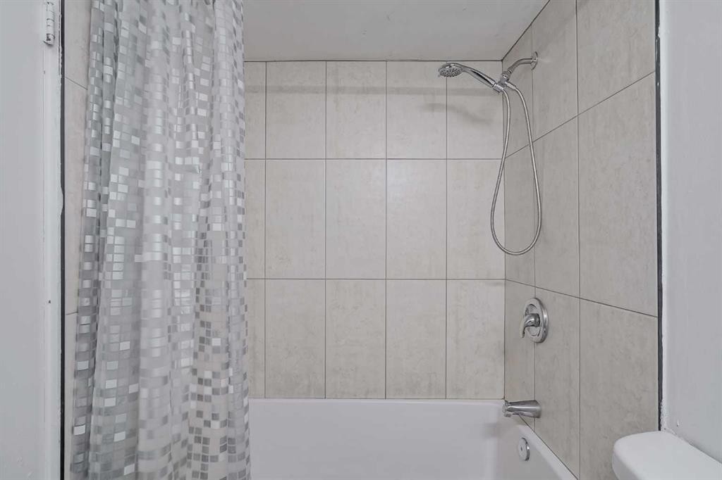 113-6919 Elbow Drive Sw, Calgary, AB - Indoor Photo Showing Bathroom