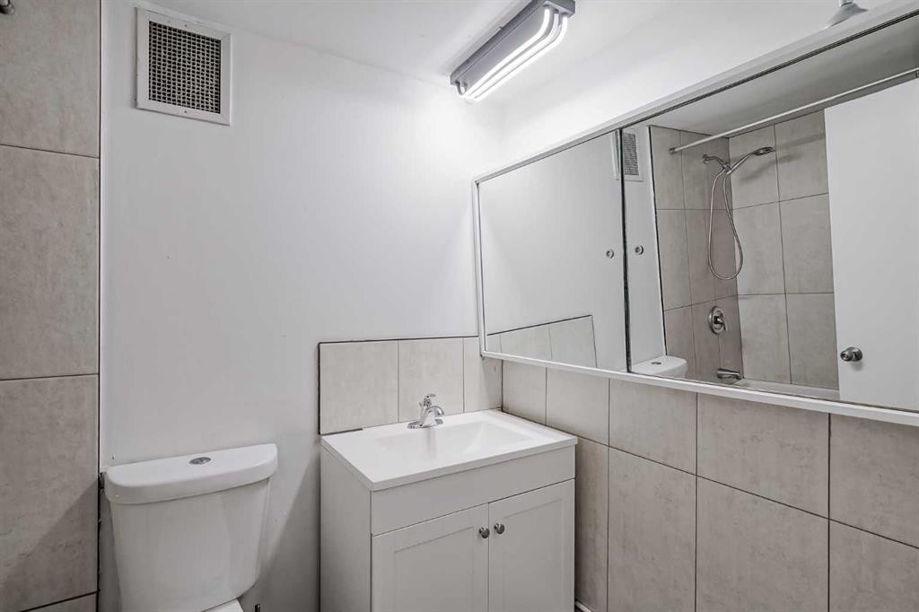 113-6919 Elbow Drive Sw, Calgary, AB - Indoor Photo Showing Bathroom
