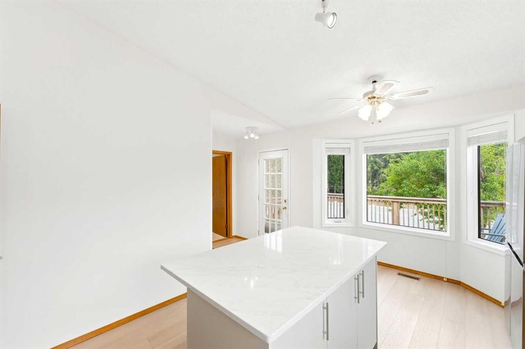 5 Sandpiper Gate Nw, Calgary, AB - Indoor Photo Showing Kitchen