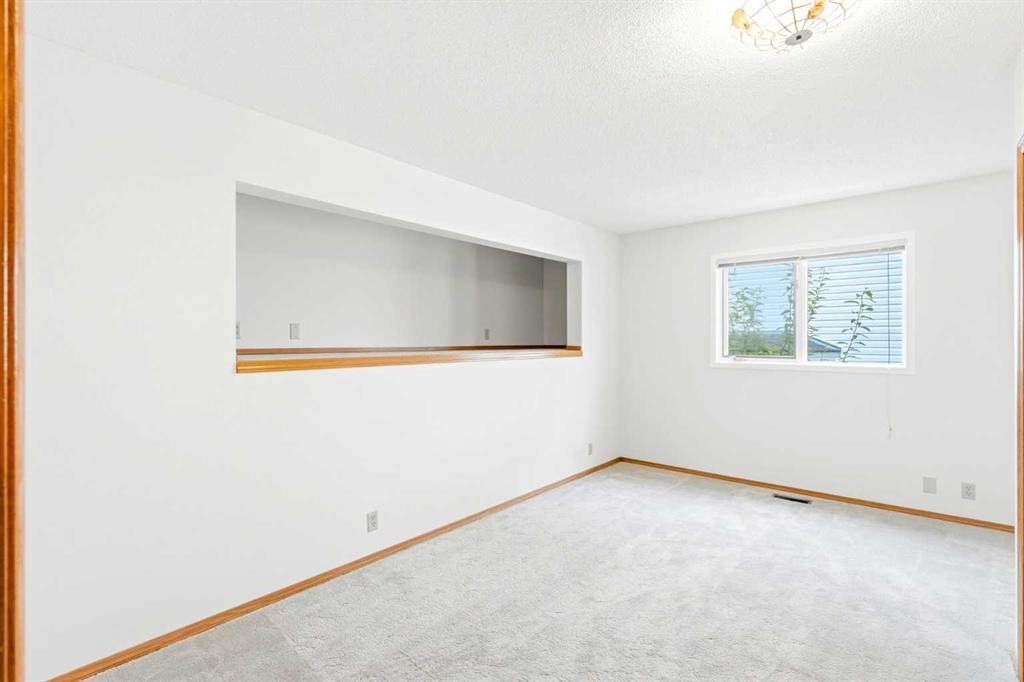 5 Sandpiper Gate Nw, Calgary, AB - Indoor Photo Showing Other Room