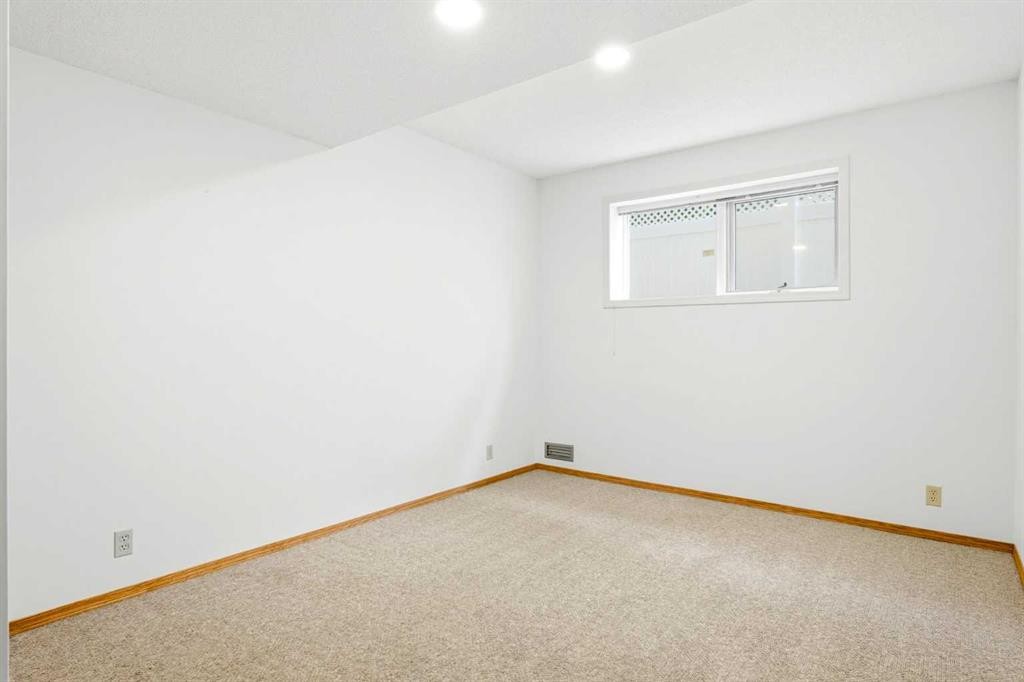 5 Sandpiper Gate Nw, Calgary, AB - Indoor Photo Showing Other Room
