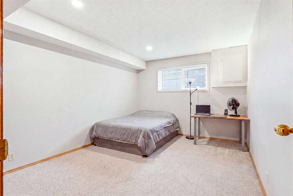5 Sandpiper Gate Nw, Calgary, AB - Indoor Photo Showing Bedroom
