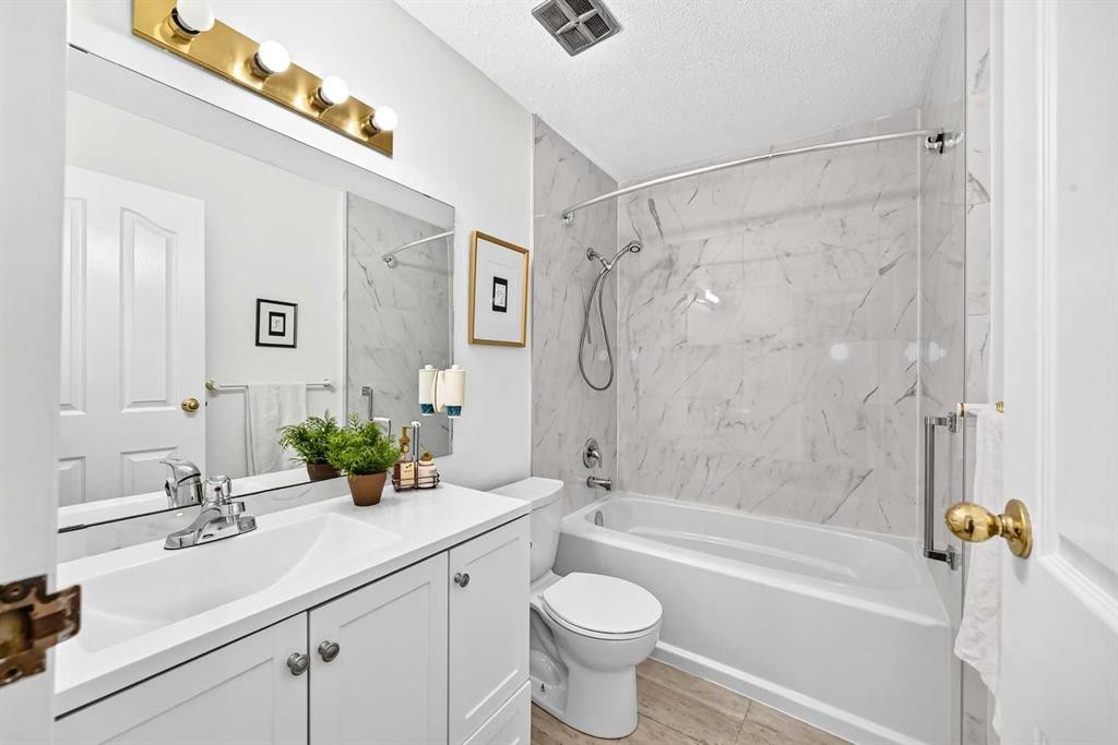 403-11010 Bonaventure Drive Se, Calgary, AB - Indoor Photo Showing Bathroom