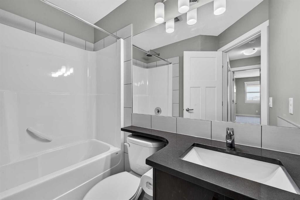 905 Evanston Manor Nw, Calgary, AB - Indoor Photo Showing Bathroom