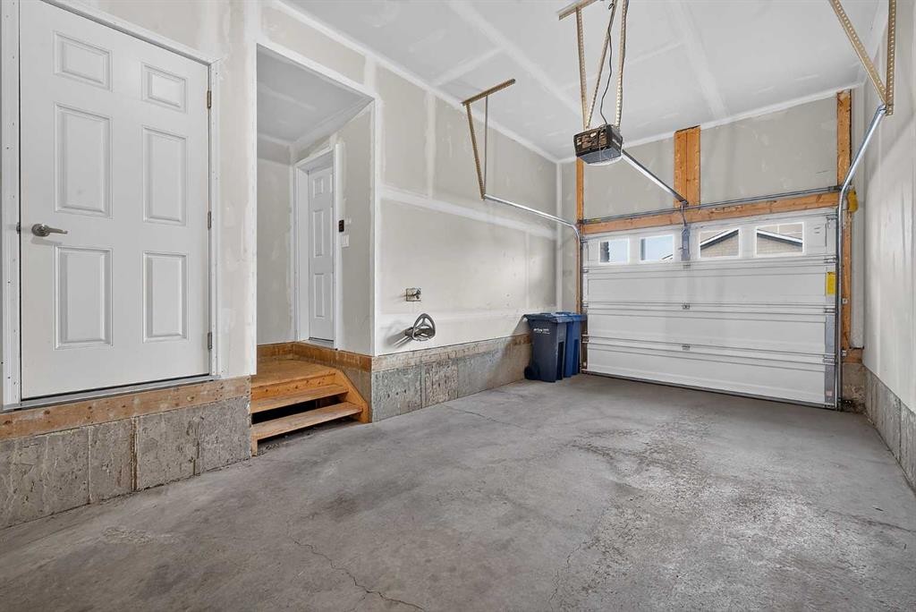 905 Evanston Manor Nw, Calgary, AB - Indoor Photo Showing Garage