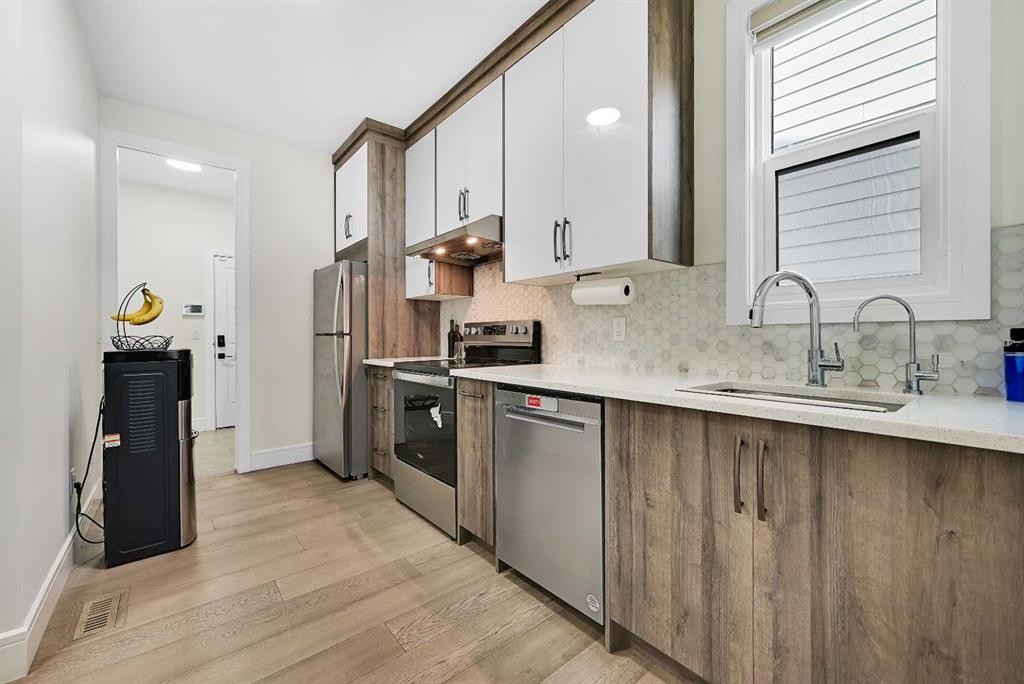 70 South Shore Bay, Chestermere, AB - Indoor Photo Showing Kitchen With Upgraded Kitchen