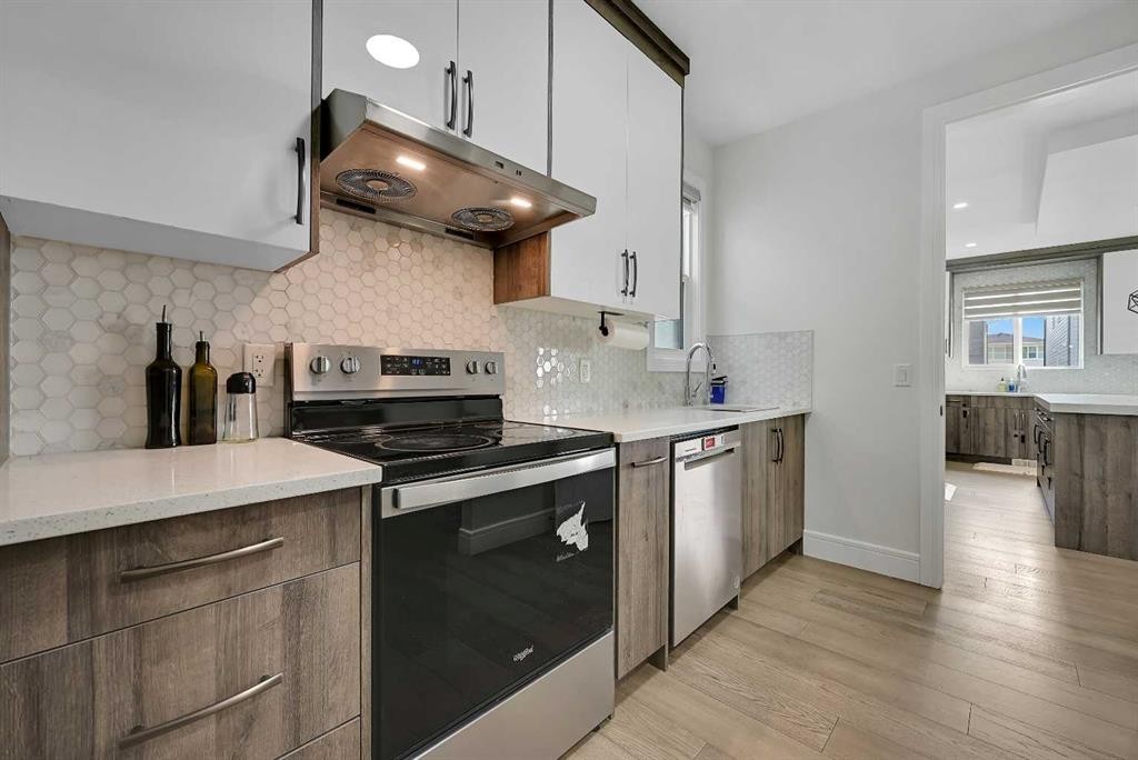 70 South Shore Bay, Chestermere, AB - Indoor Photo Showing Kitchen