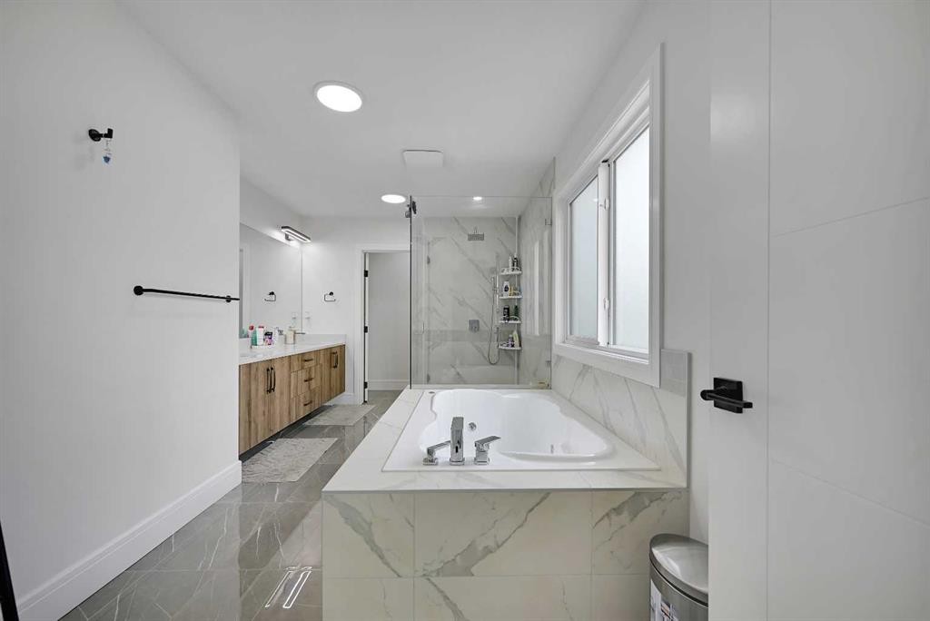 70 South Shore Bay, Chestermere, AB - Indoor Photo Showing Bathroom