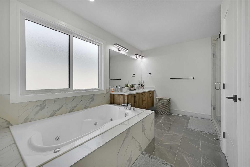 70 South Shore Bay, Chestermere, AB - Indoor Photo Showing Bathroom
