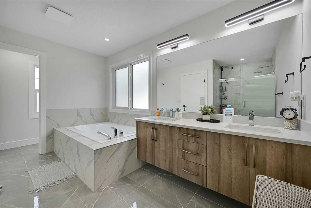 70 South Shore Bay, Chestermere, AB - Indoor Photo Showing Bathroom