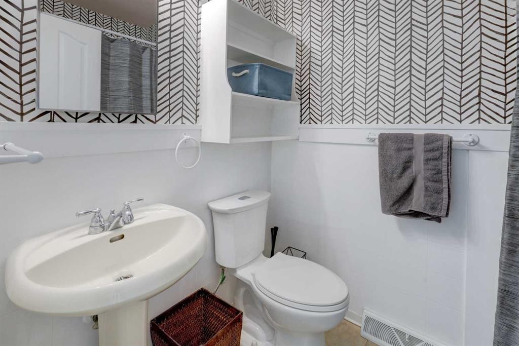 624 38 Street Sw, Calgary, AB - Indoor Photo Showing Bathroom