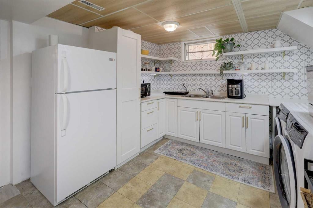 624 38 Street Sw, Calgary, AB - Indoor Photo Showing Laundry Room