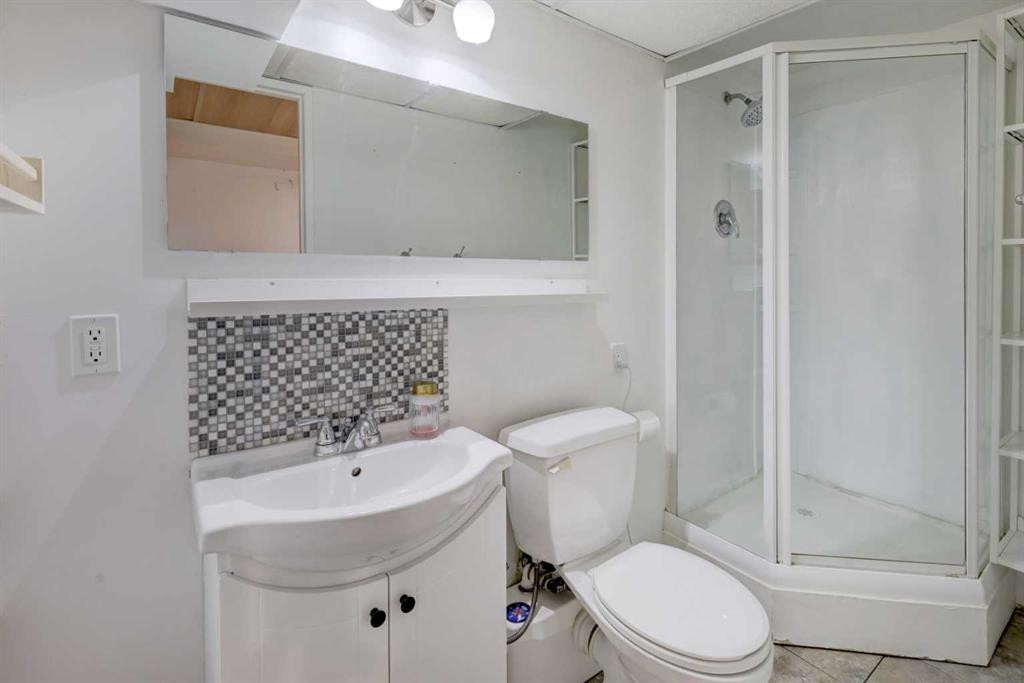 624 38 Street Sw, Calgary, AB - Indoor Photo Showing Bathroom