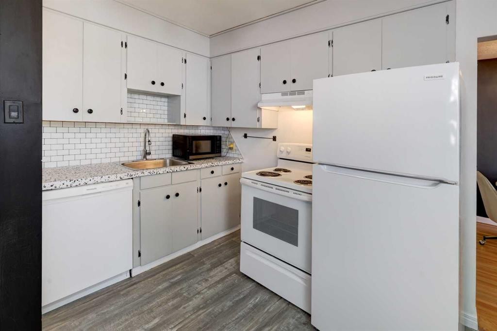 624 38 Street Sw, Calgary, AB - Indoor Photo Showing Kitchen