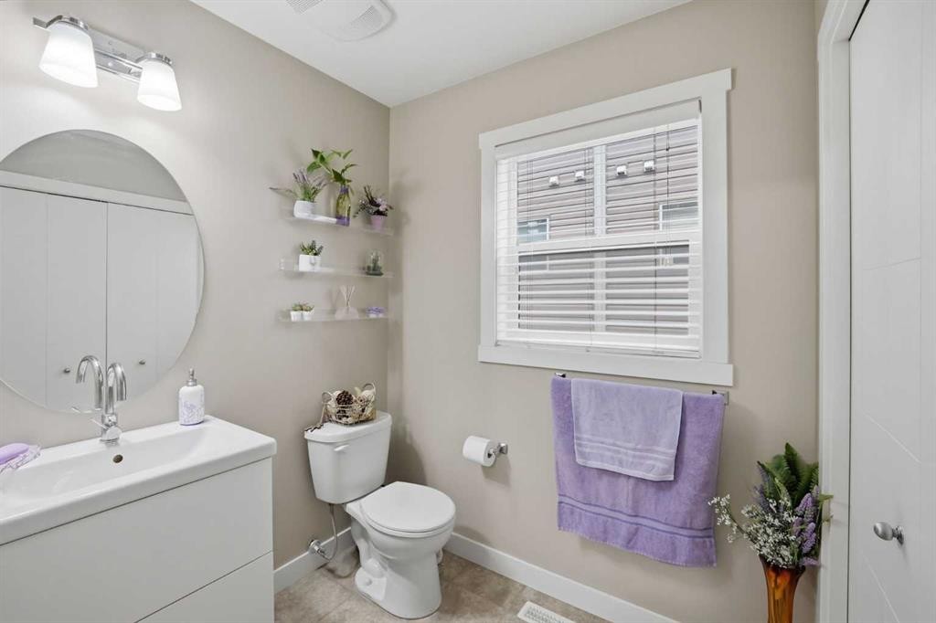 427 Redstone View Ne, Calgary, AB - Indoor Photo Showing Bathroom