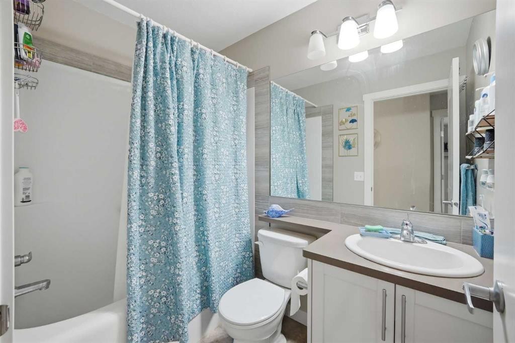 427 Redstone View Ne, Calgary, AB - Indoor Photo Showing Bathroom