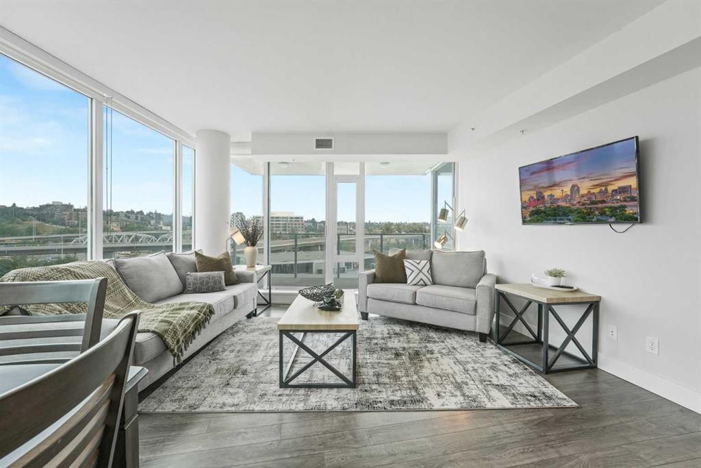 402-519 Riverfront Avenue Se, Calgary, AB - Indoor Photo Showing Living Room