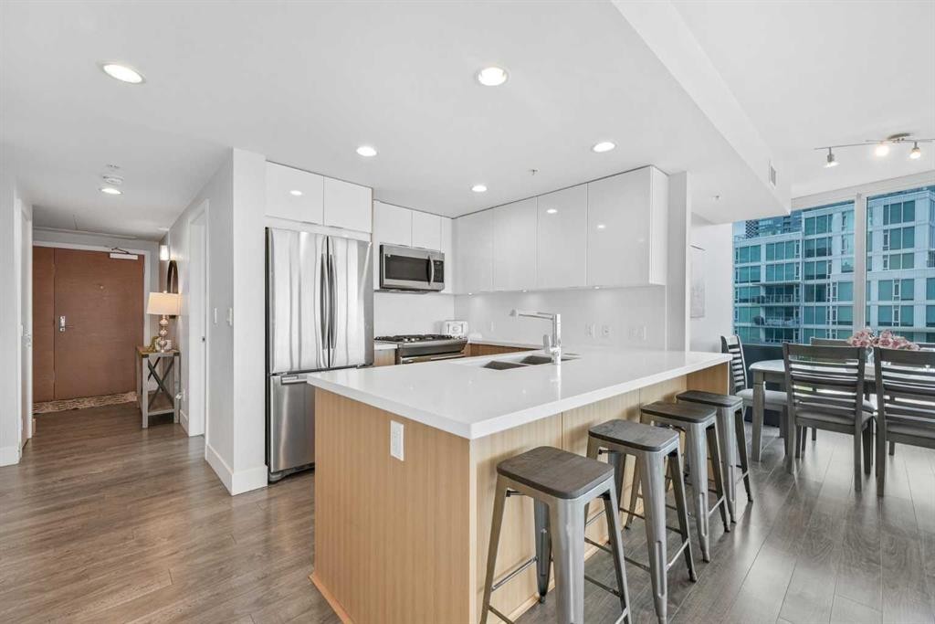 402-519 Riverfront Avenue Se, Calgary, AB - Indoor Photo Showing Kitchen With Stainless Steel Kitchen With Upgraded Kitchen