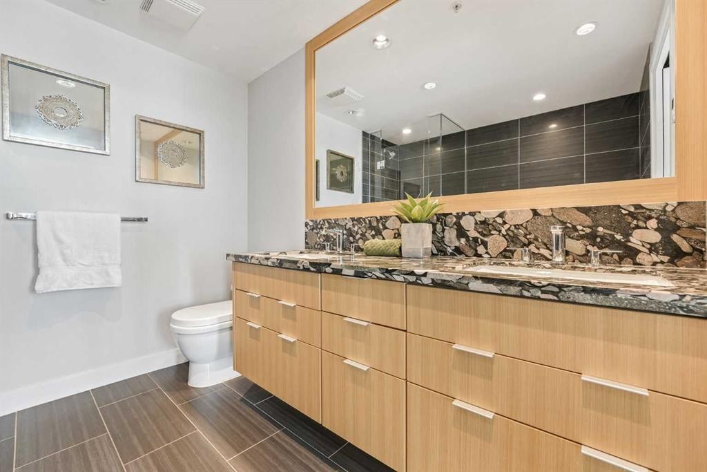402-519 Riverfront Avenue Se, Calgary, AB - Indoor Photo Showing Bathroom