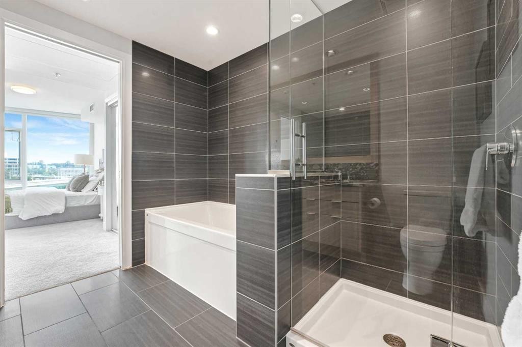 402-519 Riverfront Avenue Se, Calgary, AB - Indoor Photo Showing Bathroom