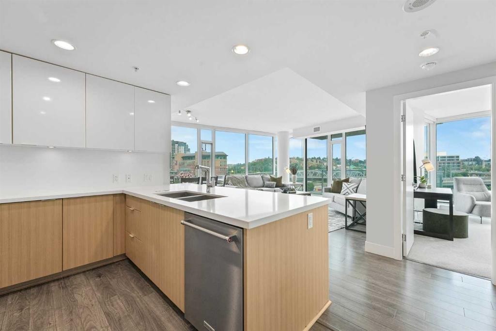 402-519 Riverfront Avenue Se, Calgary, AB - Indoor Photo Showing Kitchen With Double Sink