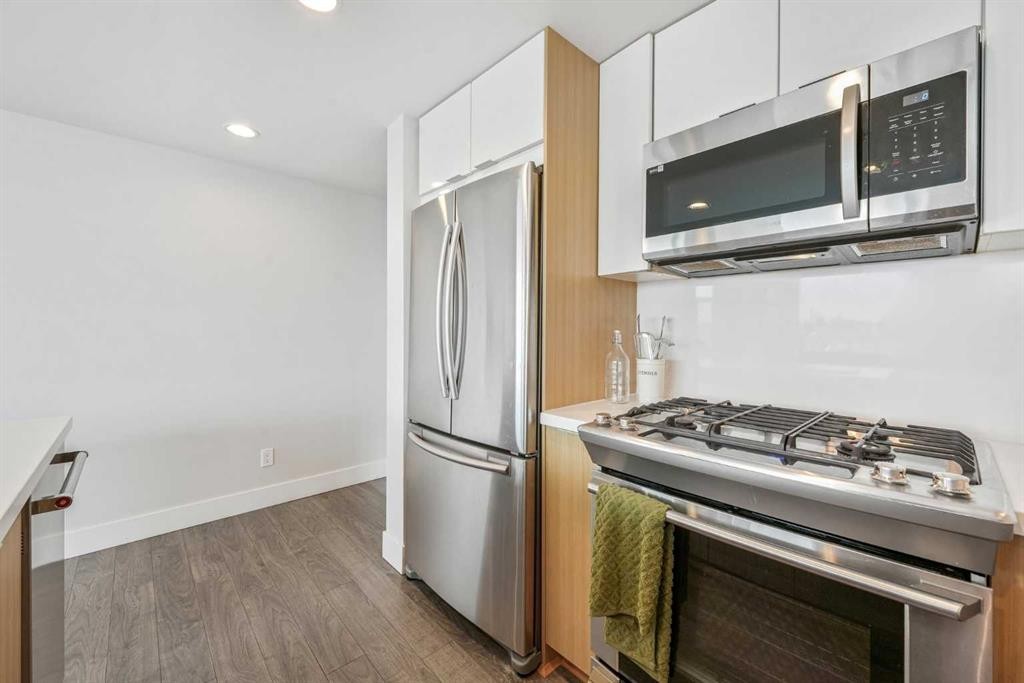 402-519 Riverfront Avenue Se, Calgary, AB - Indoor Photo Showing Kitchen With Stainless Steel Kitchen