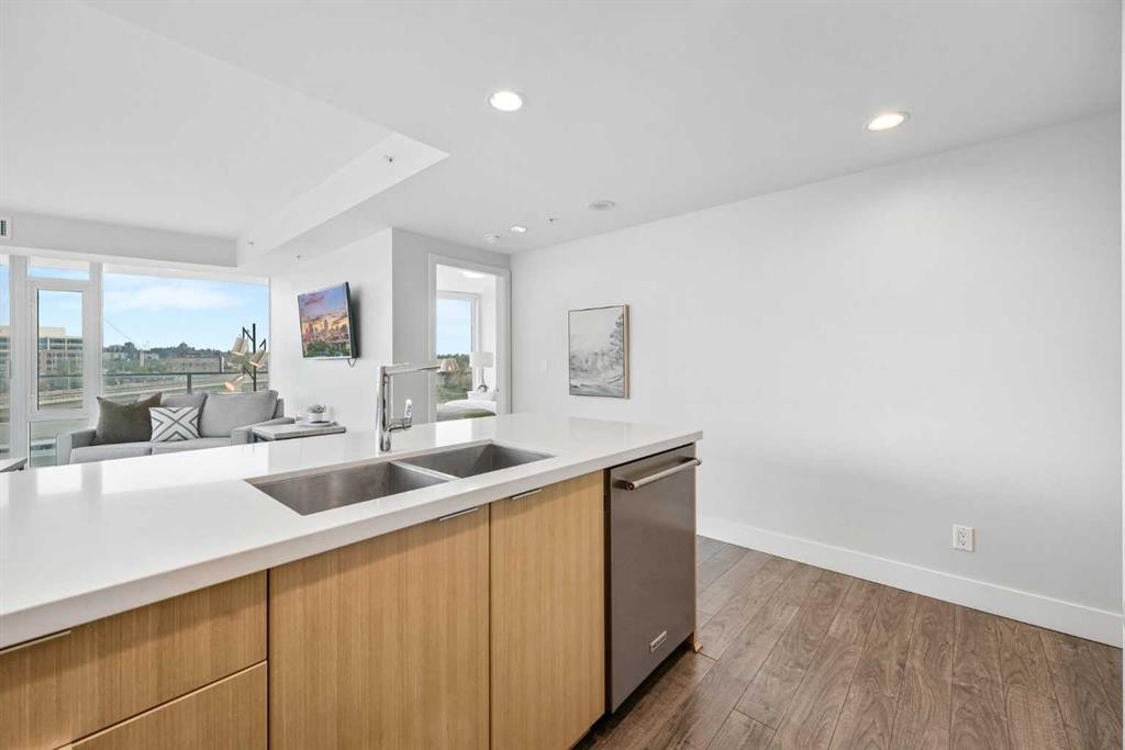 402-519 Riverfront Avenue Se, Calgary, AB - Indoor Photo Showing Kitchen With Double Sink