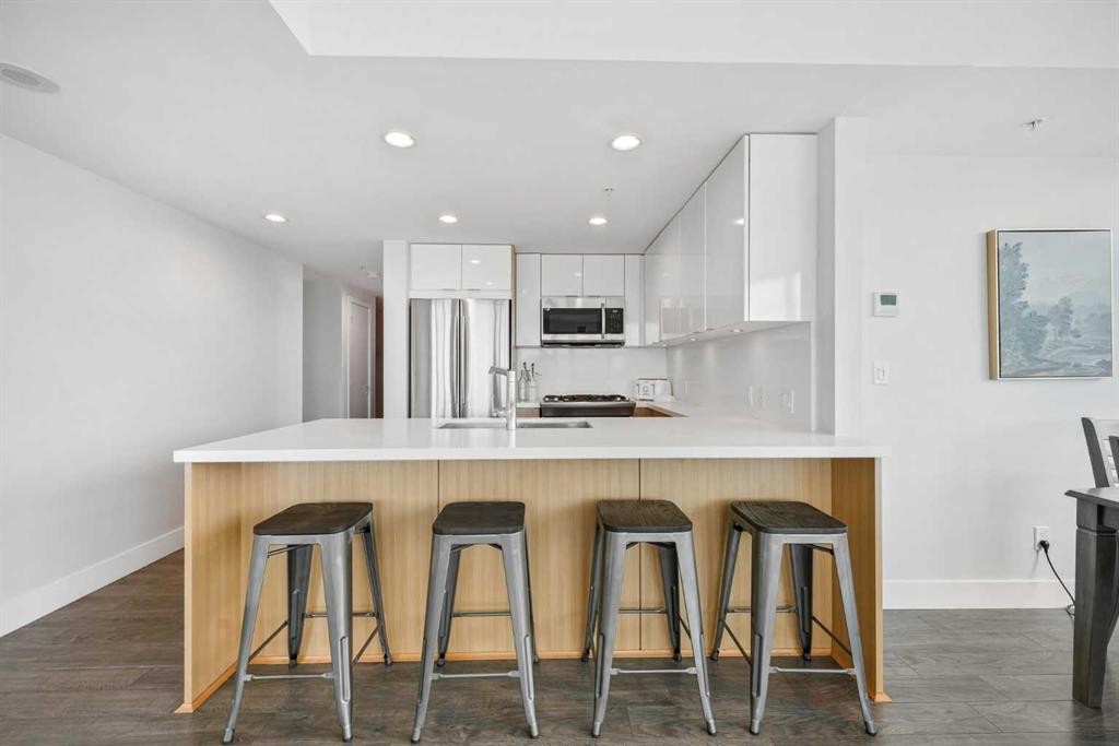 402-519 Riverfront Avenue Se, Calgary, AB - Indoor Photo Showing Kitchen With Stainless Steel Kitchen With Upgraded Kitchen