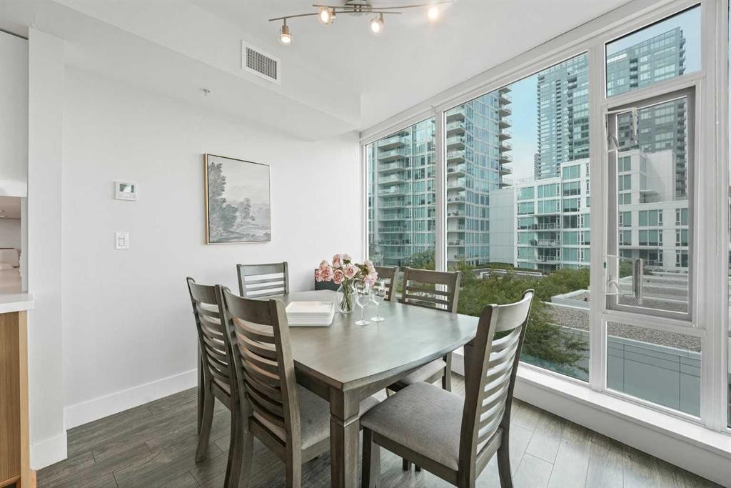 402-519 Riverfront Avenue Se, Calgary, AB - Indoor Photo Showing Dining Room