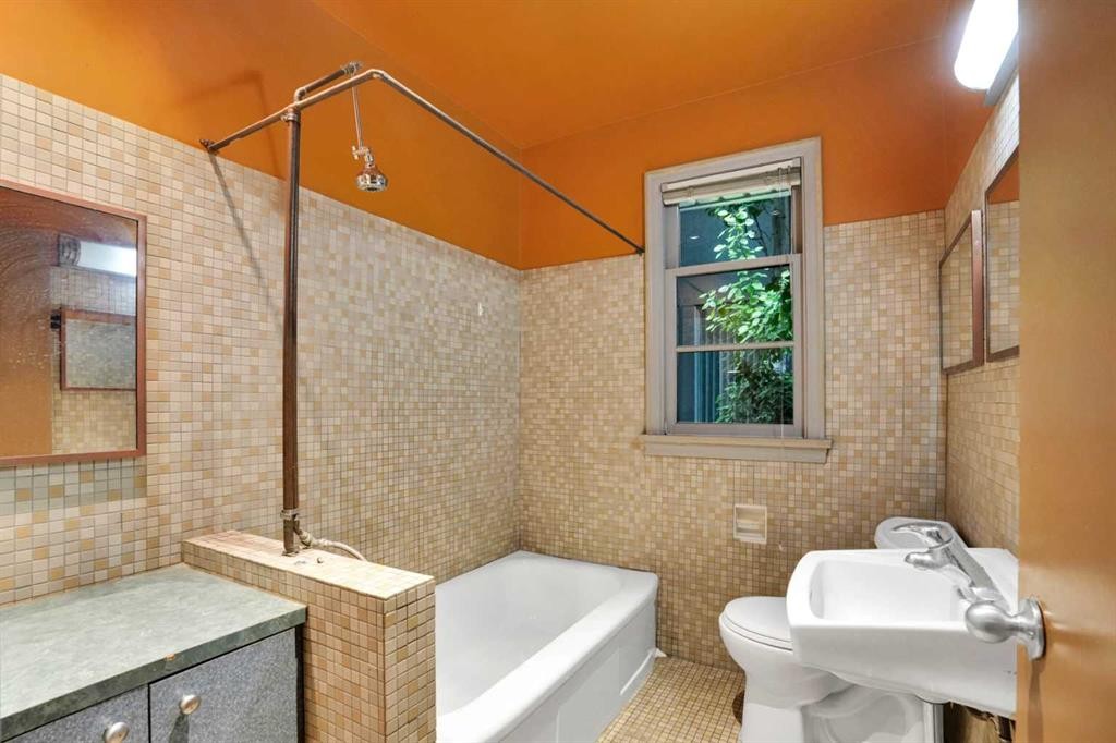 2131 16A Street Sw, Calgary, AB - Indoor Photo Showing Bathroom