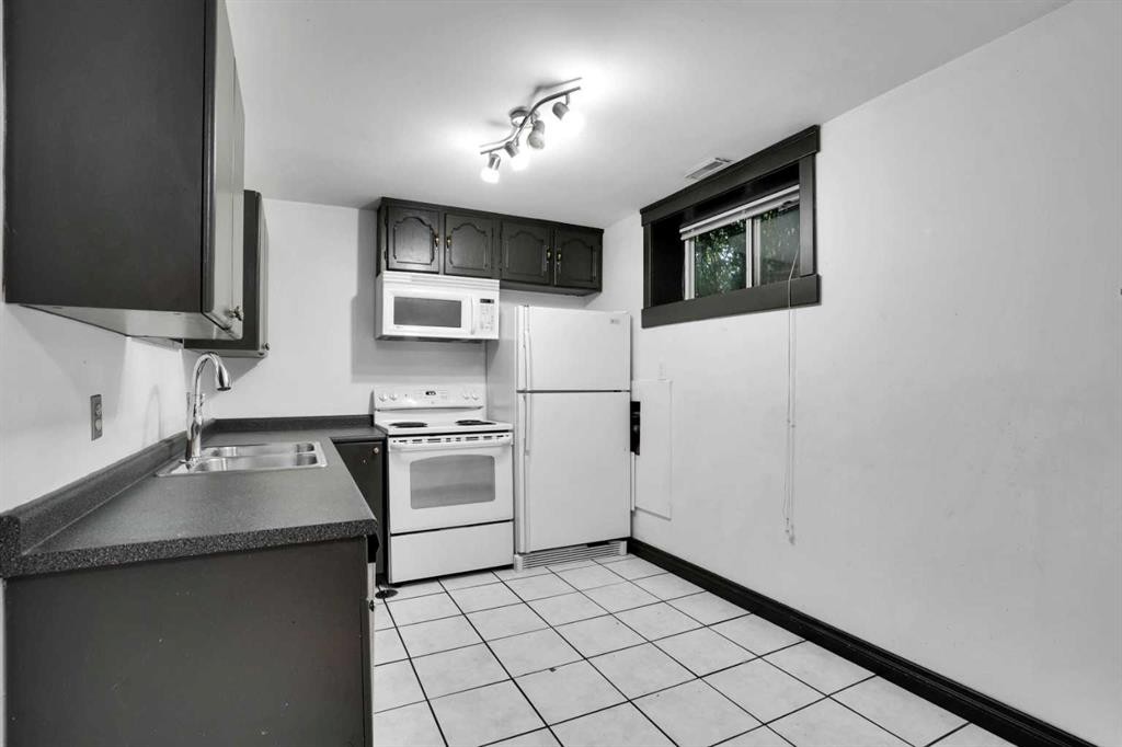 2131 16A Street Sw, Calgary, AB - Indoor Photo Showing Kitchen
