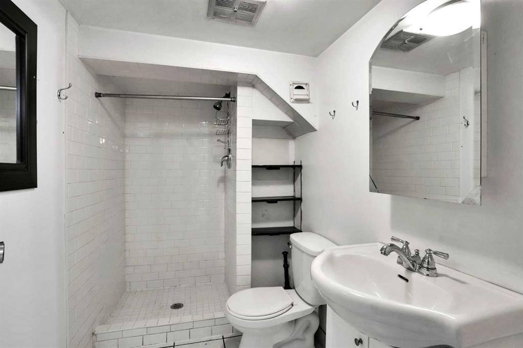 2131 16A Street Sw, Calgary, AB - Indoor Photo Showing Bathroom