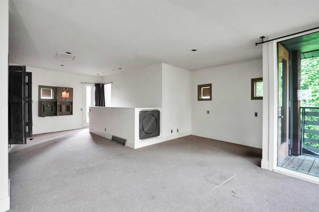 2131 16A Street Sw, Calgary, AB - Indoor Photo Showing Other Room