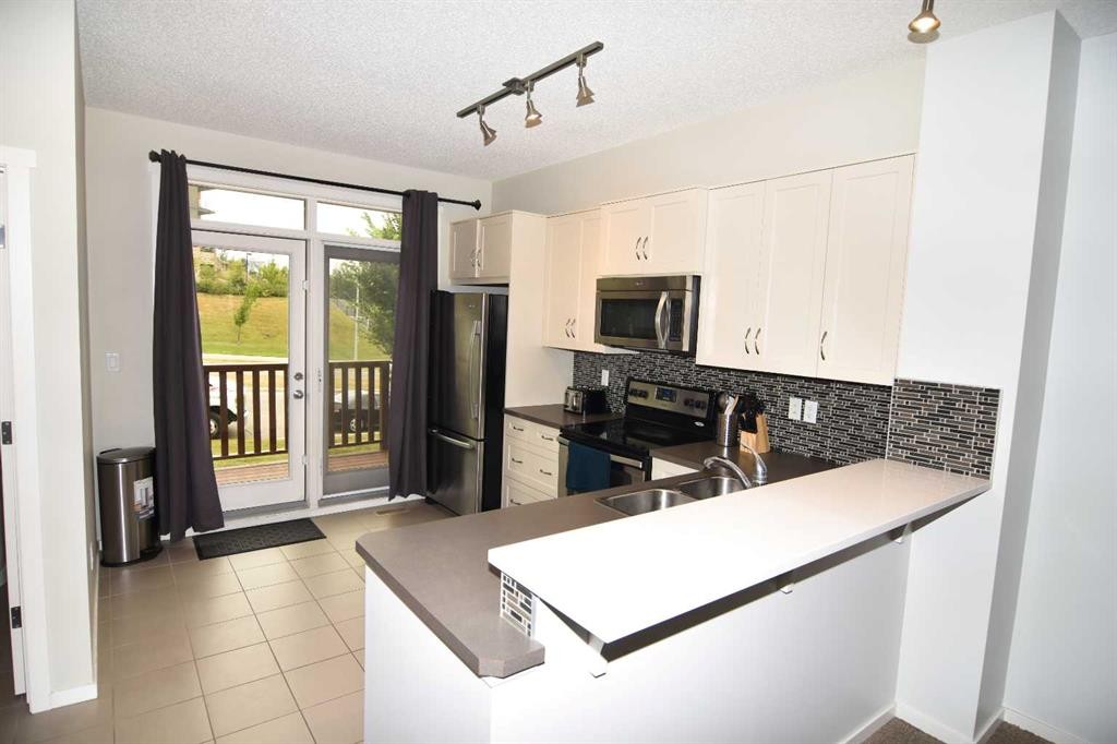 43 Kinlea Common Nw, Calgary, AB - Indoor Photo Showing Kitchen With Stainless Steel Kitchen