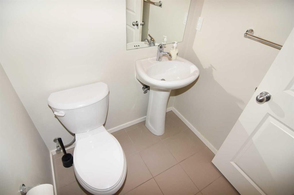 43 Kinlea Common Nw, Calgary, AB - Indoor Photo Showing Bathroom