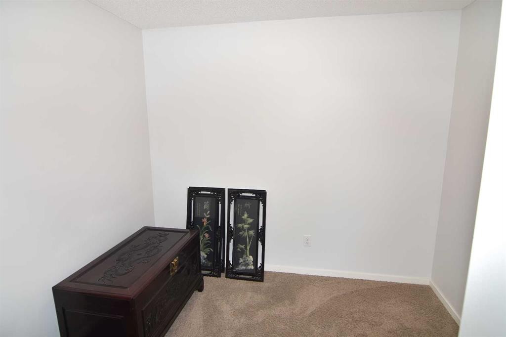 43 Kinlea Common Nw, Calgary, AB - Indoor Photo Showing Other Room