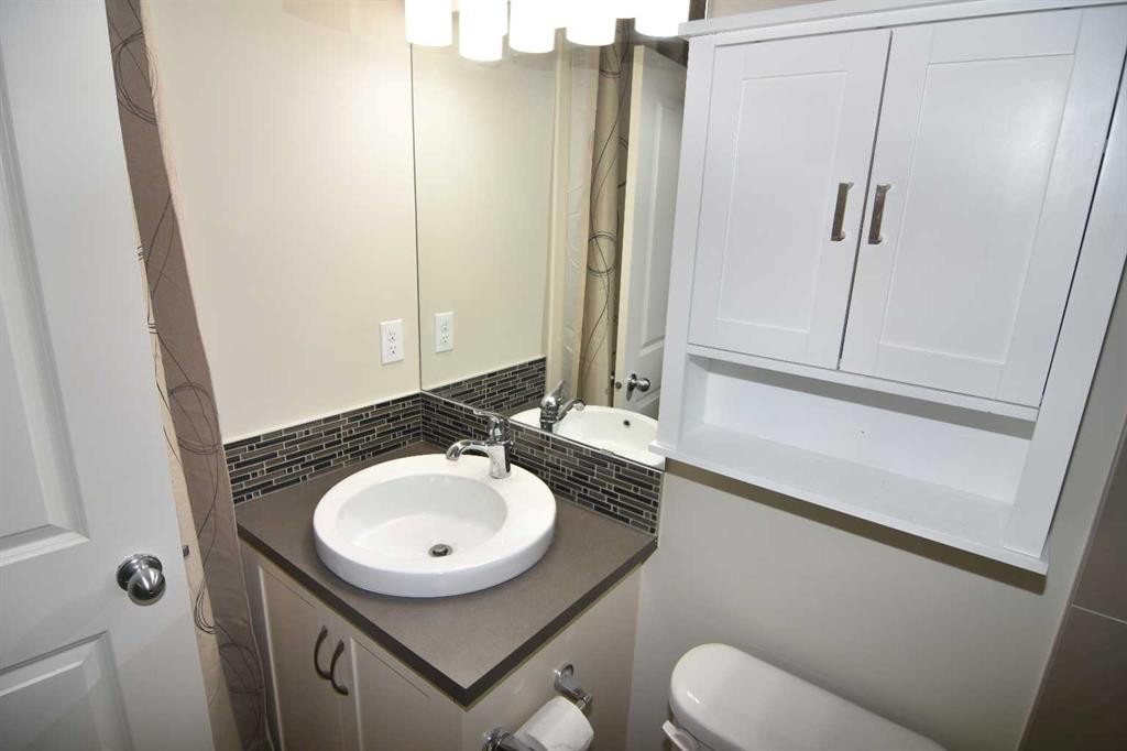 43 Kinlea Common Nw, Calgary, AB - Indoor Photo Showing Bathroom