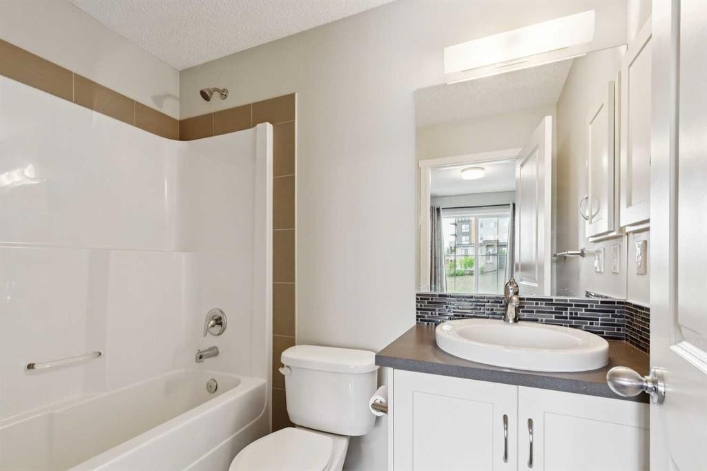 43 Kinlea Common Nw, Calgary, AB - Indoor Photo Showing Bathroom