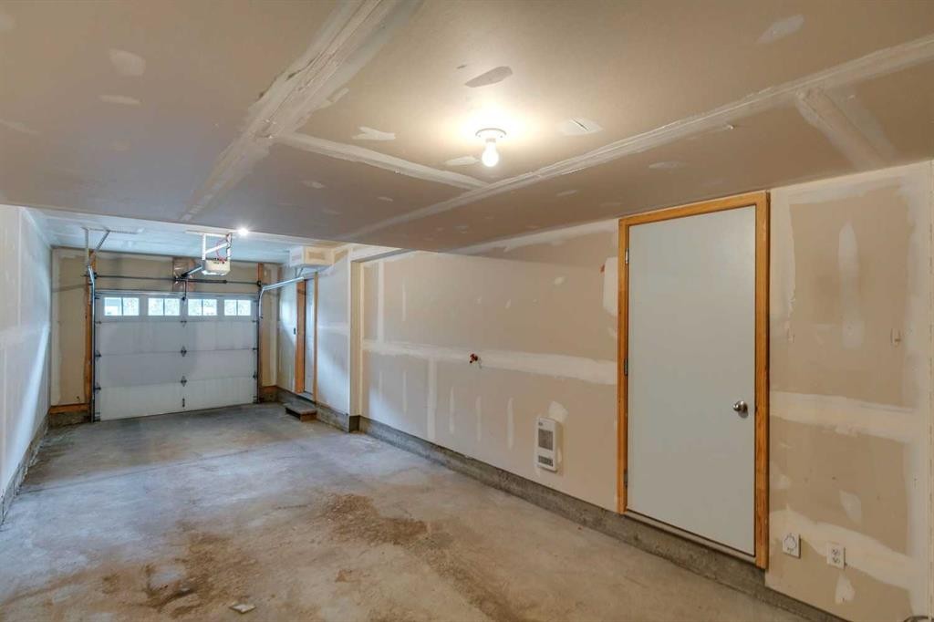 43 Kinlea Common Nw, Calgary, AB - Indoor Photo Showing Garage