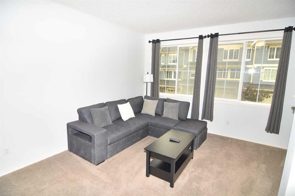 43 Kinlea Common Nw, Calgary, AB - Indoor Photo Showing Living Room