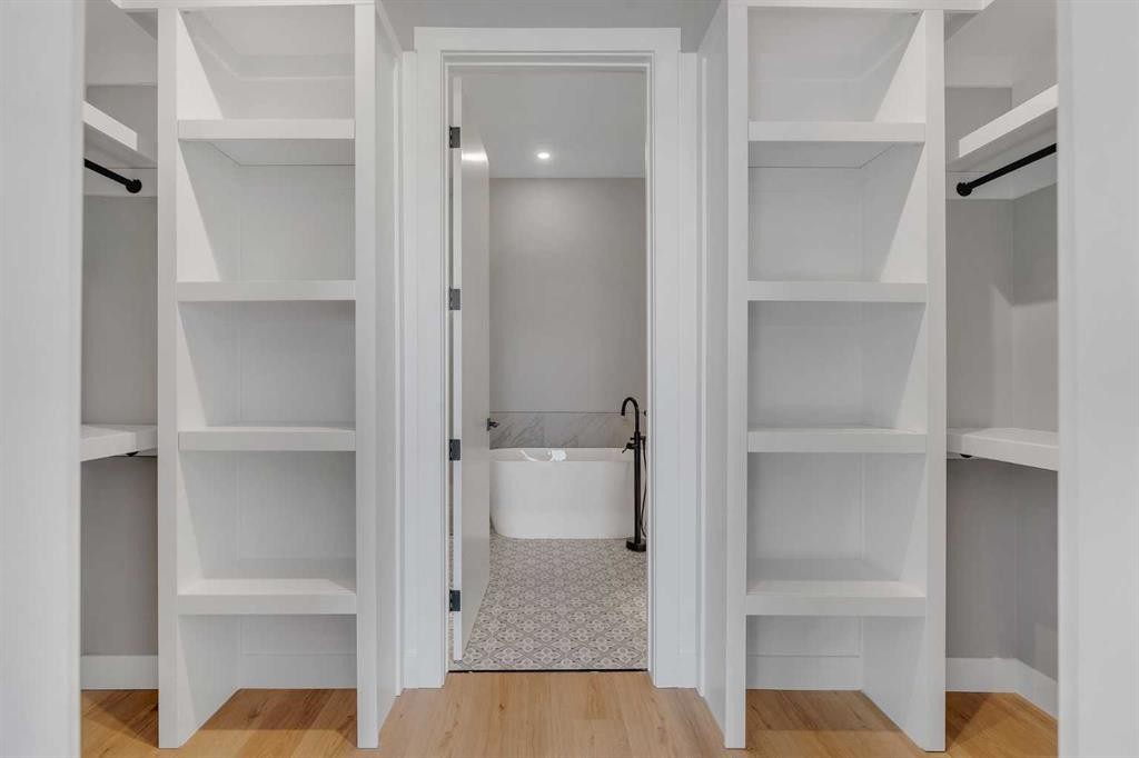 282 Muirfield Crescent, Lyalta, AB - Indoor With Storage