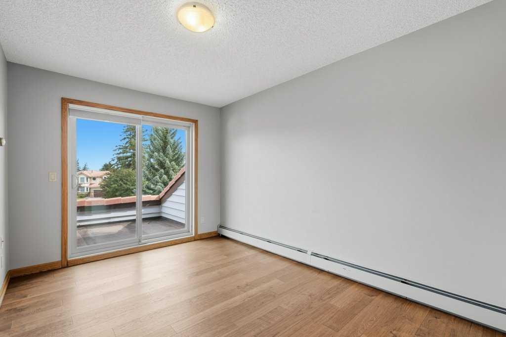 119 Strathbury Bay Sw, Calgary, AB - Indoor Photo Showing Other Room