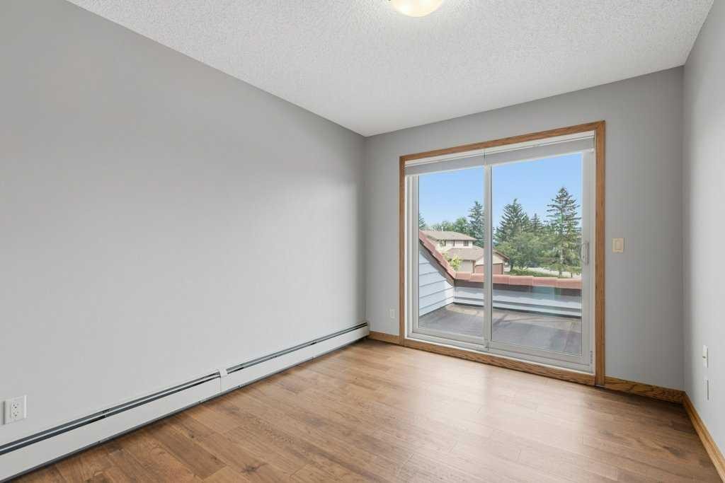 119 Strathbury Bay Sw, Calgary, AB - Indoor Photo Showing Other Room