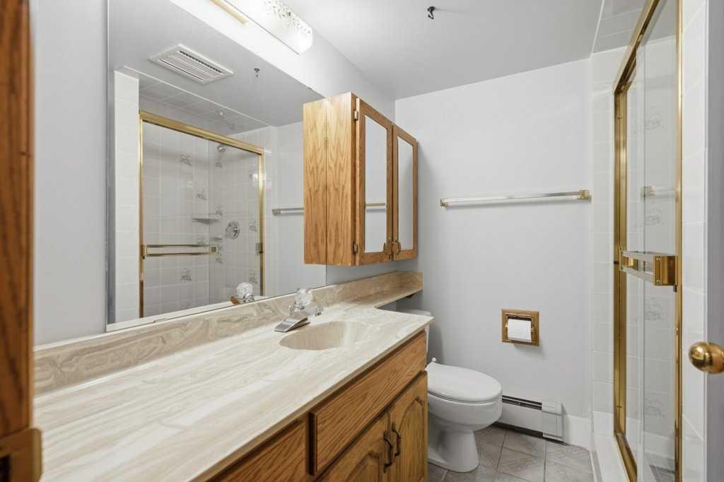 119 Strathbury Bay Sw, Calgary, AB - Indoor Photo Showing Bathroom