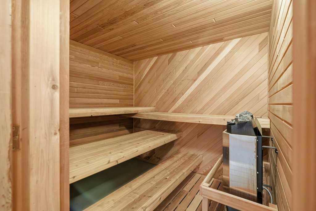 119 Strathbury Bay Sw, Calgary, AB - Indoor Photo Showing Other Room