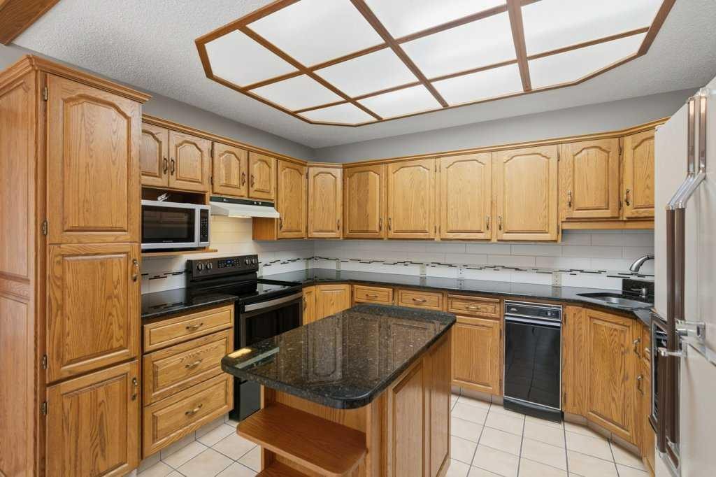 119 Strathbury Bay Sw, Calgary, AB - Indoor Photo Showing Kitchen