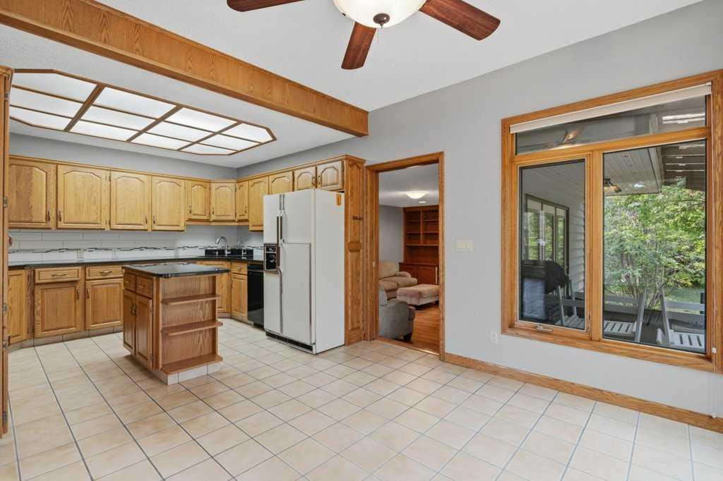 119 Strathbury Bay Sw, Calgary, AB - Indoor Photo Showing Kitchen