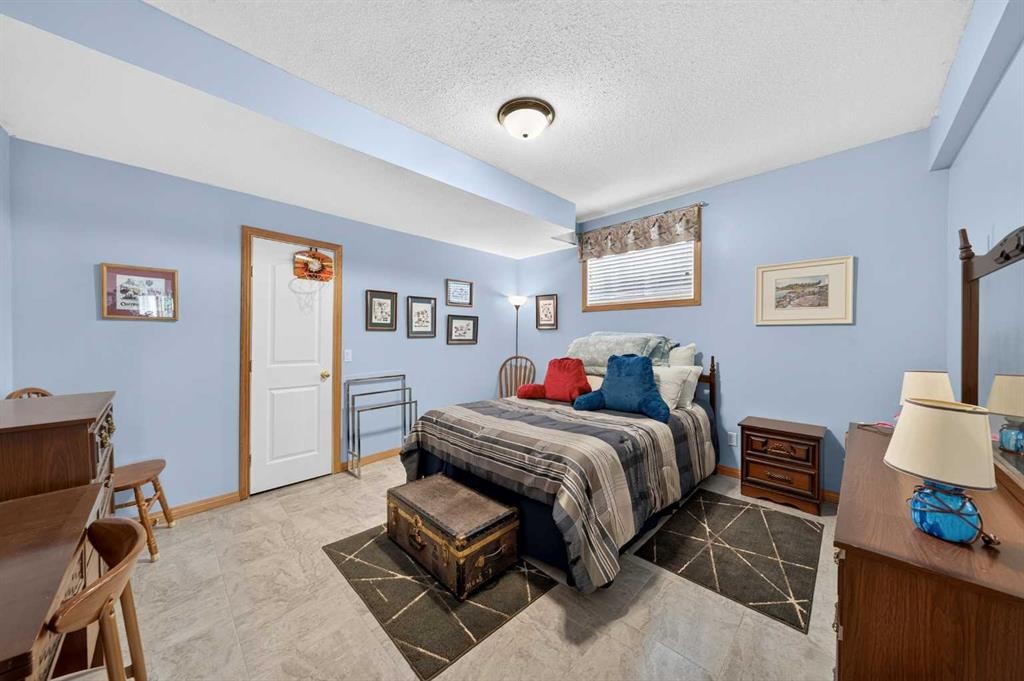 37 Scimitar Heath Nw, Calgary, AB - Indoor Photo Showing Bedroom