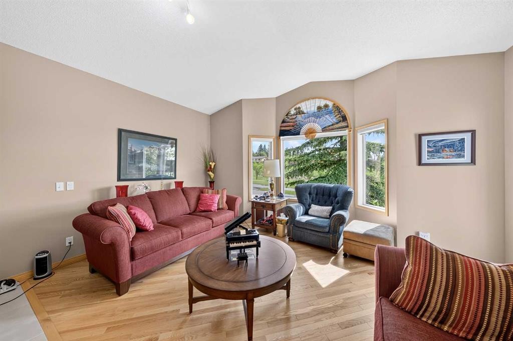 37 Scimitar Heath Nw, Calgary, AB - Indoor Photo Showing Living Room